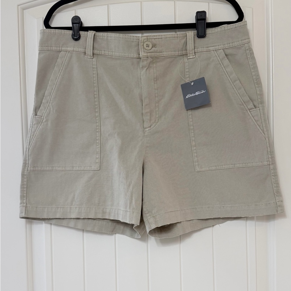 EDDIE BAUER, NWT Slightly curvy hi rise khaki cargo shorts, size 16
